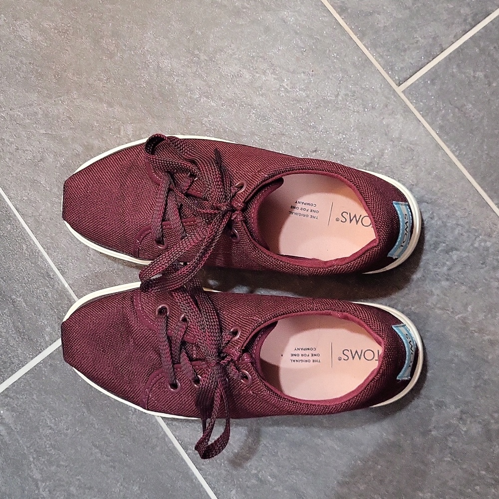 Tom's women's maroon platform sneakers, size 8.5